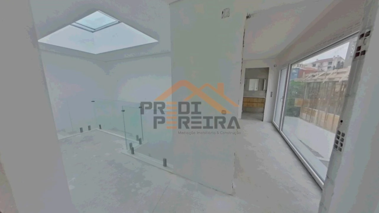 Moradia T4 para Venda em Pontinha e Famões Foto 32