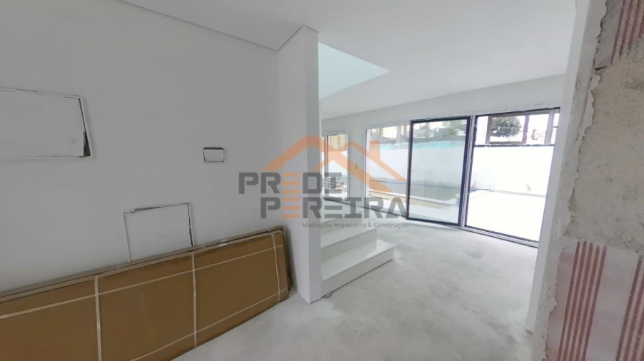 Moradia T4 para Venda em Pontinha e Famões Foto 4