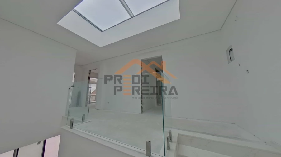 Moradia T4 para Venda em Pontinha e Famões Foto 5