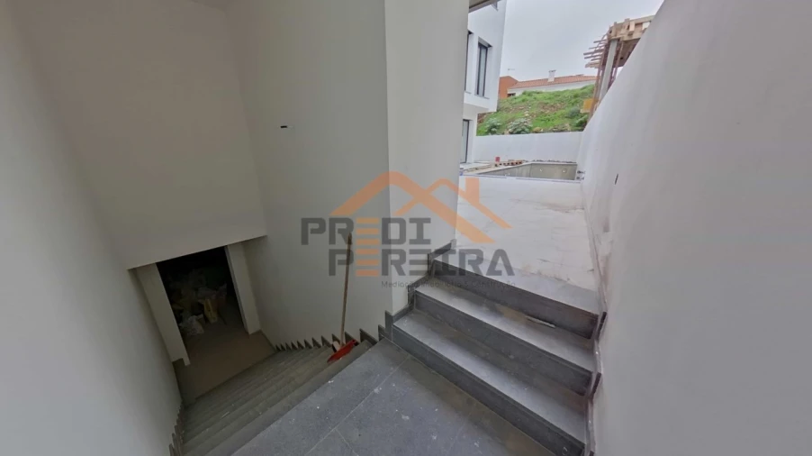 Moradia T4 para Venda em Pontinha e Famões Foto 17