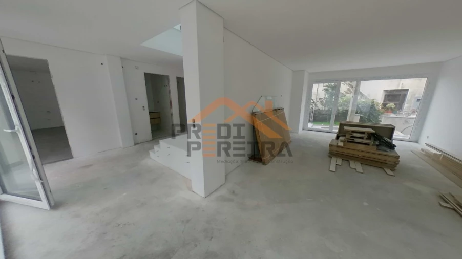 Moradia T4 para Venda em Pontinha e Famões Foto 21