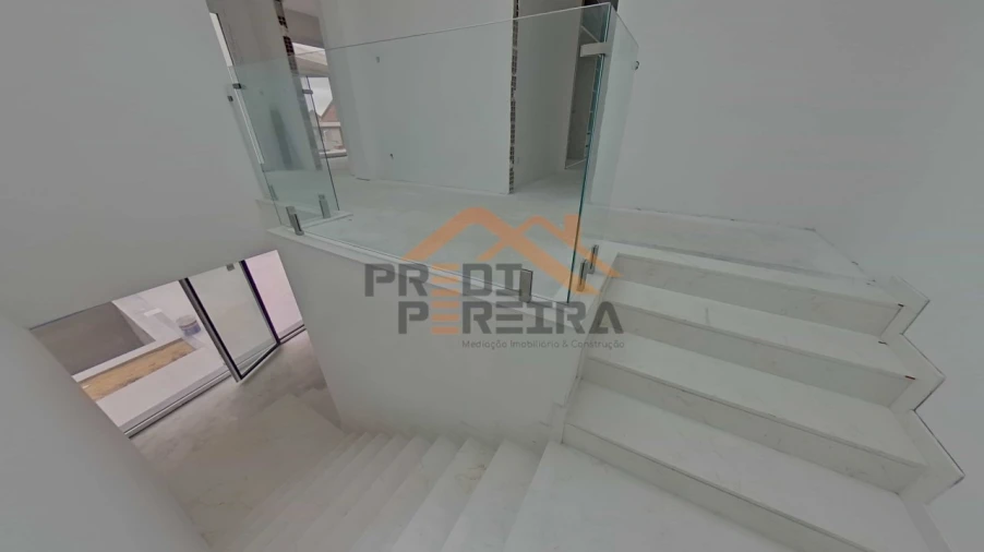 Moradia T4 para Venda em Pontinha e Famões Foto 25