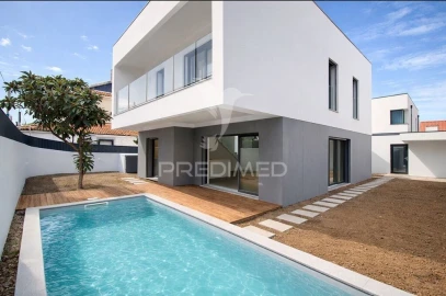 Moradia T3 para Venda em Charneca de Caparica e Sobreda