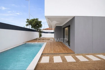 Moradia T3 para Venda em Charneca de Caparica e Sobreda