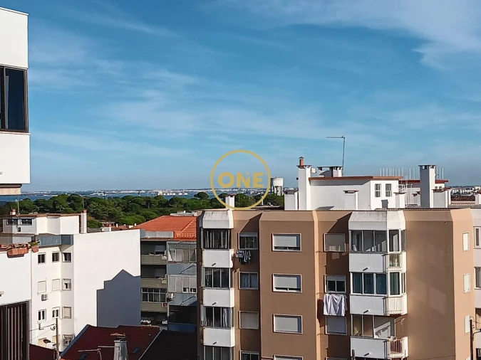 Apartamento T1 para Venda em Laranjeiro e Feijó