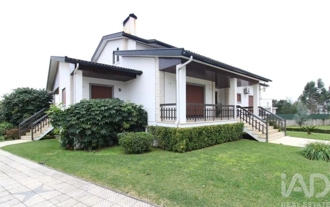 Moradia T4 para Venda em Aguada de Cima Foto 3