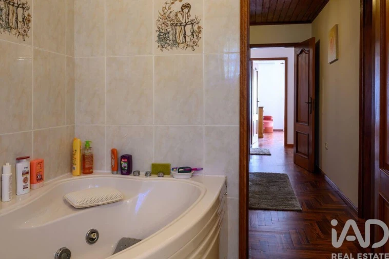 Moradia T4 para Venda em Aguada de Cima Foto 16