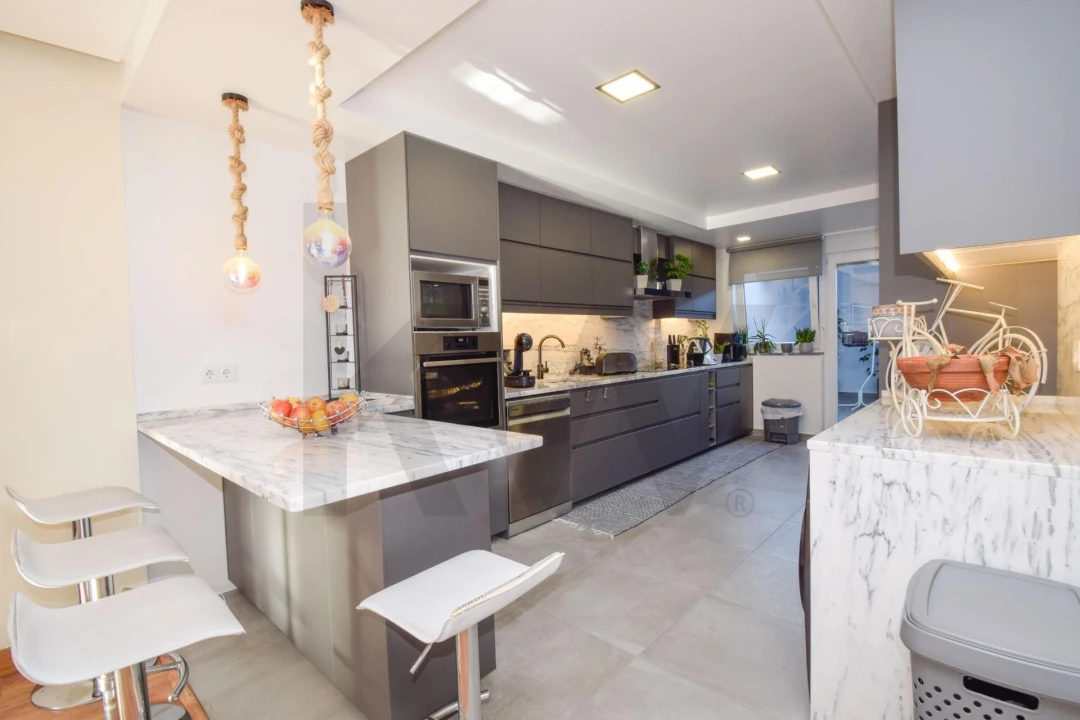 Moradia T4 para Venda em Carnaxide e Queijas Foto 4