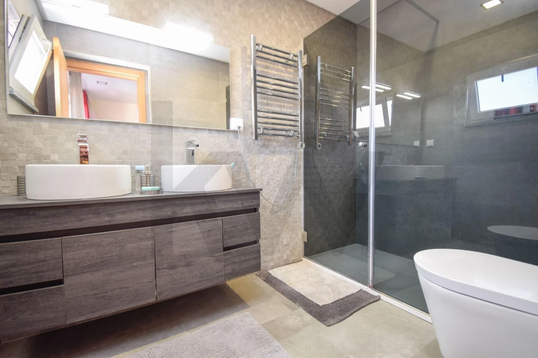 Moradia T4 para Venda em Carnaxide e Queijas Foto 11