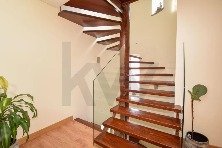 Moradia T4 para Venda em Carnaxide e Queijas Foto 8