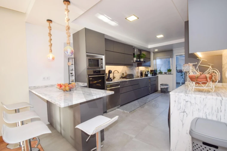 Moradia T4 para Venda em Carnaxide e Queijas Foto 4