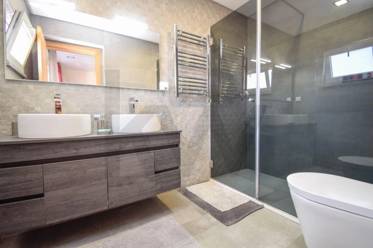 Moradia T4 para Venda em Carnaxide e Queijas Foto 11