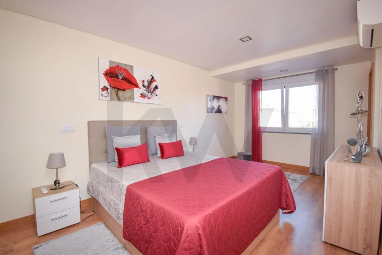 Moradia T4 para Venda em Carnaxide e Queijas Foto 9