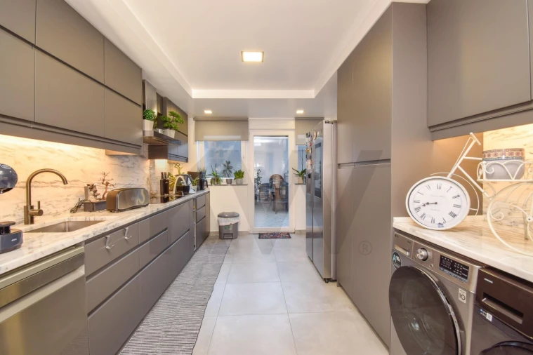 Moradia T4 para Venda em Carnaxide e Queijas Foto 5