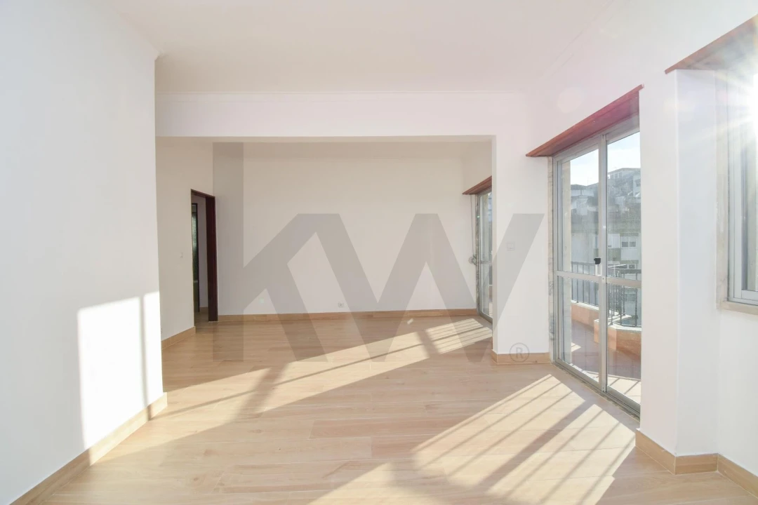 Apartamento T3 para Arrendamento em Massamá e Monte Abraão Foto 3