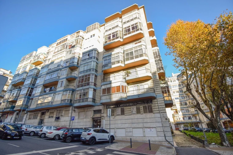 Apartamento T3 para Arrendamento em Massamá e Monte Abraão Foto 20