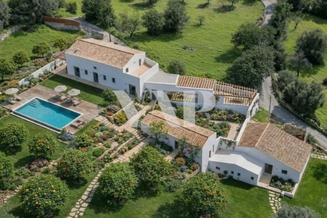 Moradia T9 para Venda em Santa Barbara de Nexe Foto 38