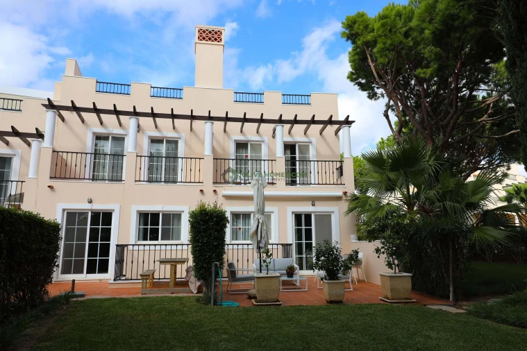 Moradia T4 para Venda em Quarteira Foto 8