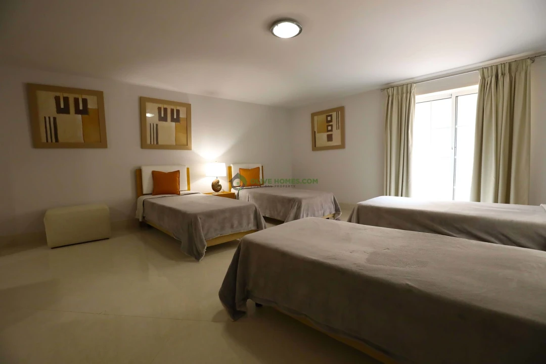 Moradia T4 para Venda em Quarteira Foto 40