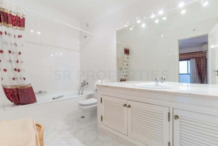 Apartamento T3 para Venda em Quarteira Foto 32