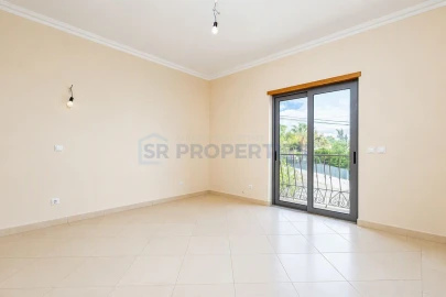 Moradia T4 para Venda em Loule (São Sebastião)