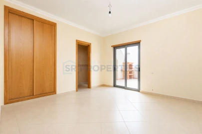 Moradia T4 para Venda em Loule (São Sebastião)