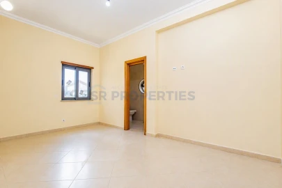 Moradia T4 para Venda em Loule (São Sebastião)