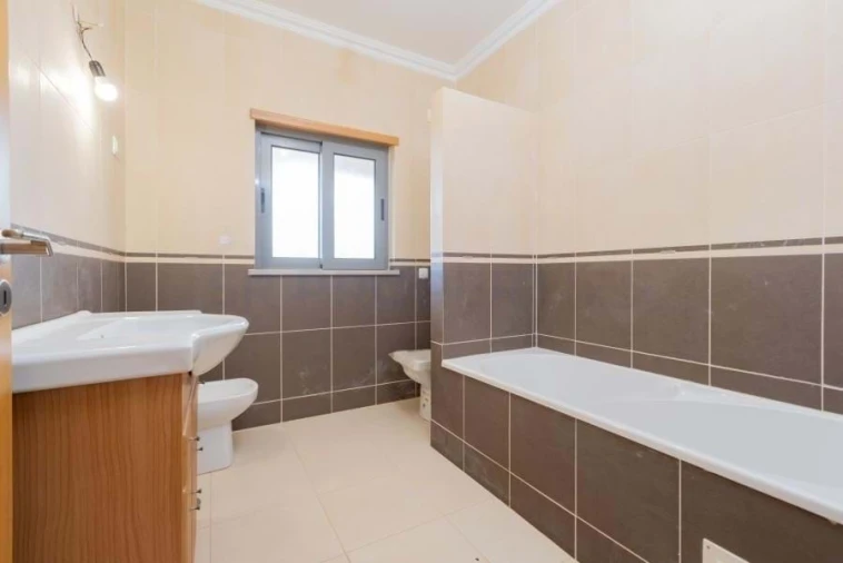 Moradia T6 para Venda em Loule (São Sebastião) Foto 13