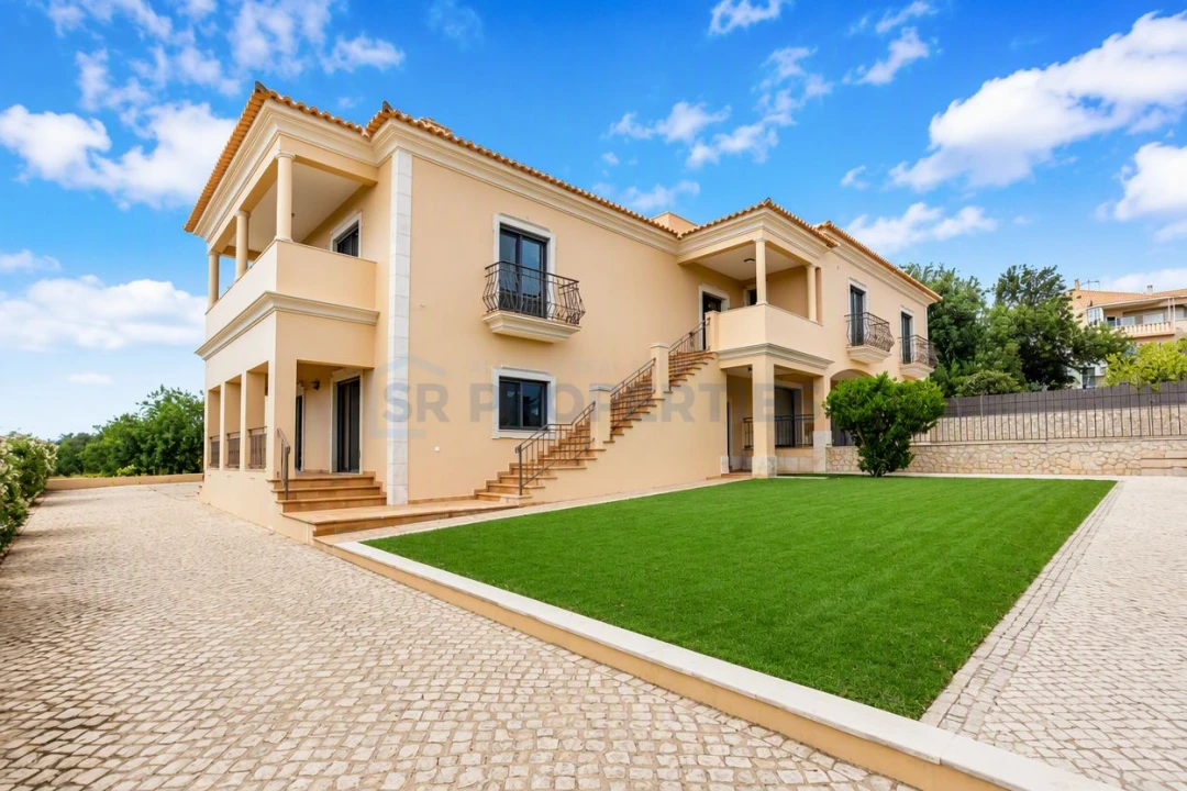 Moradia T4 para Venda em Loule (São Sebastião) Foto 1