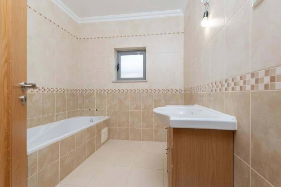 Moradia T6 para Venda em Loule (São Sebastião) Foto 26