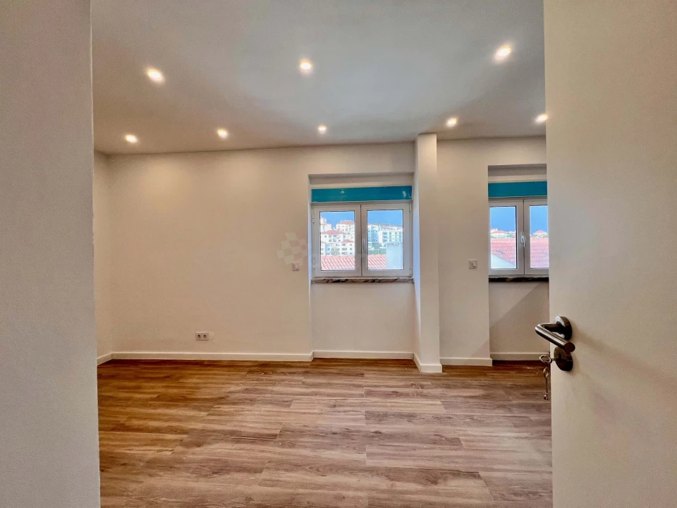 Apartamento T1 para Venda em Porto Salvo Foto 6