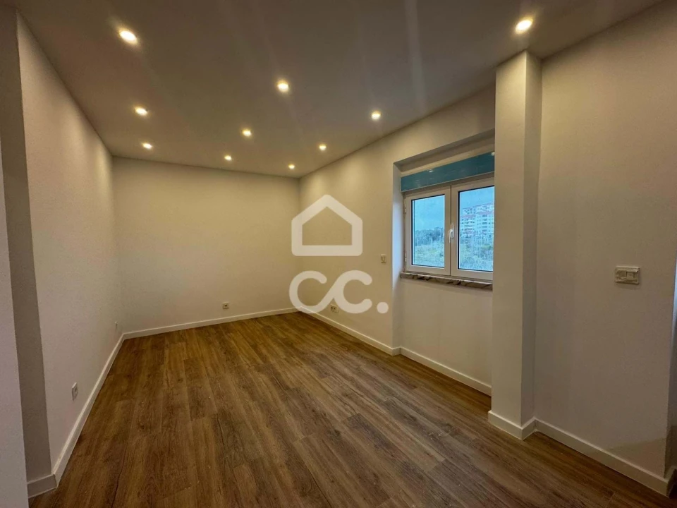 Apartamento T1 para Venda em Porto Salvo Foto 4