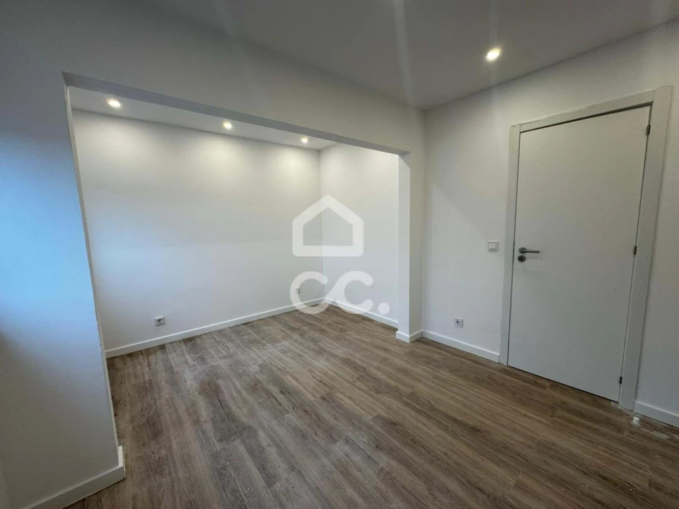 Apartamento T1 para Venda em Porto Salvo Foto 10