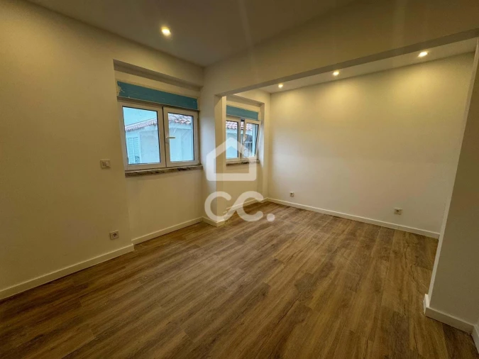 Apartamento T1 para Venda em Porto Salvo Foto 9