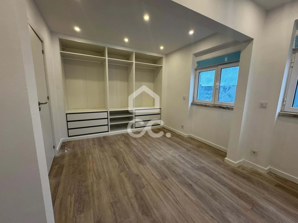 Apartamento T1 para Venda em Porto Salvo Foto 12