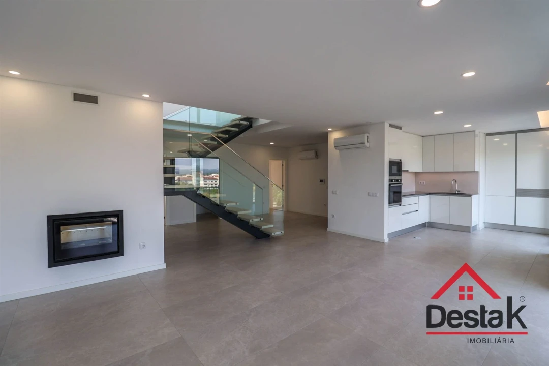 Apartamento T4 para Venda em Abraveses Foto 1