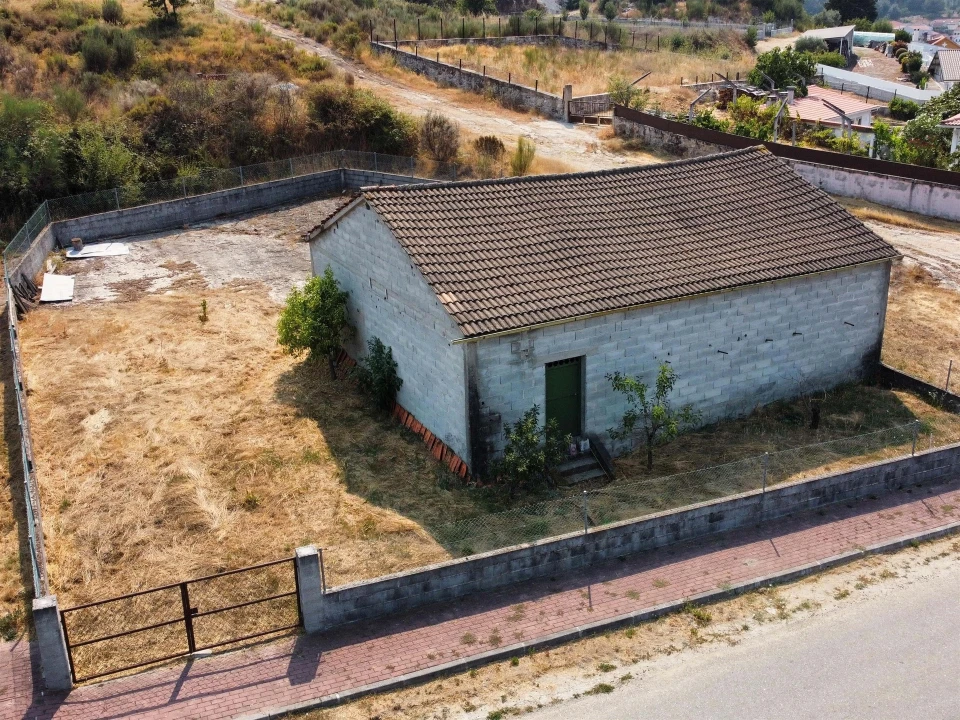 Armazém para Venda em Barreiros e Cepões Foto 1
