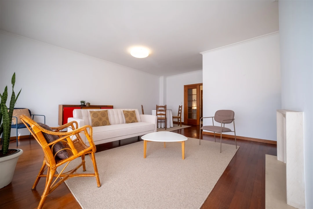Apartamento T3 para Arrendamento em Santo Antonio dos Olivais Foto 13