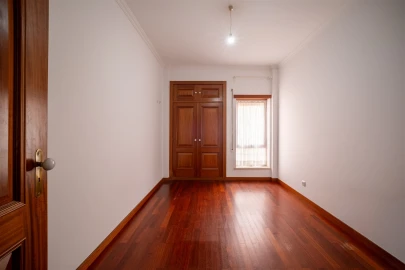 Apartamento T3 para Arrendamento em Santo Antonio dos Olivais