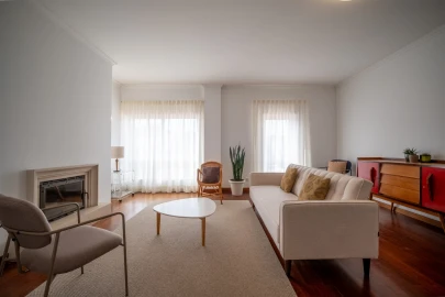 Apartamento T3 para Arrendamento em Santo Antonio dos Olivais