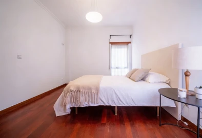 Apartamento T3 para Arrendamento em Santo Antonio dos Olivais