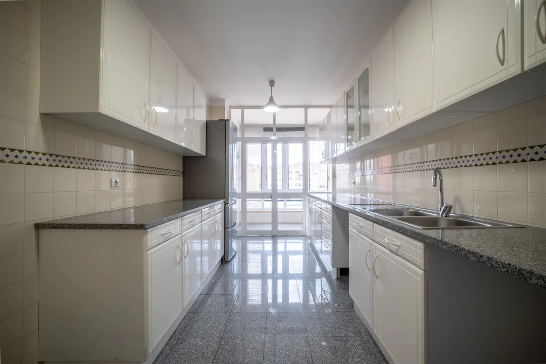 Apartamento T3 para Arrendamento em Santo Antonio dos Olivais Foto 18