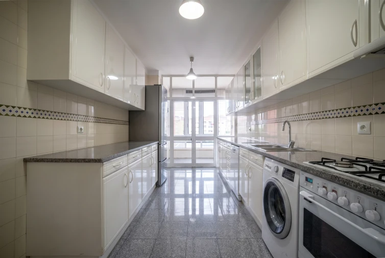 Apartamento T3 para Arrendamento em Santo Antonio dos Olivais Foto 19