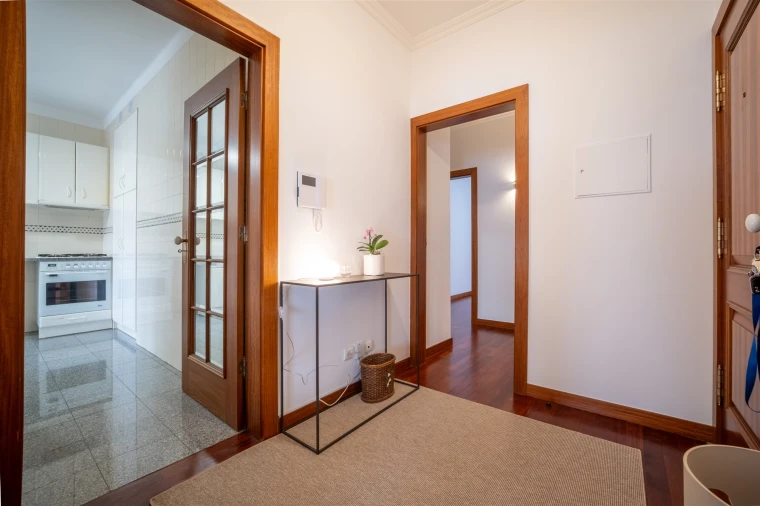 Apartamento T3 para Arrendamento em Santo Antonio dos Olivais Foto 4