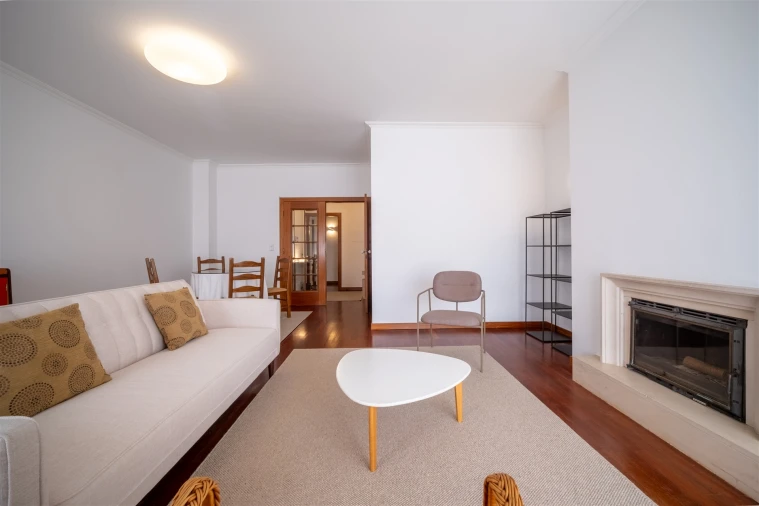 Apartamento T3 para Arrendamento em Santo Antonio dos Olivais Foto 12