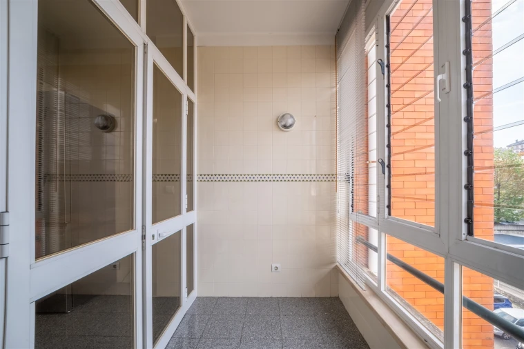 Apartamento T3 para Arrendamento em Santo Antonio dos Olivais Foto 22