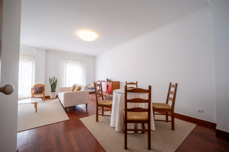 Apartamento T3 para Arrendamento em Santo Antonio dos Olivais Foto 6