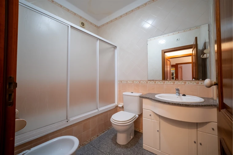 Apartamento T3 para Arrendamento em Santo Antonio dos Olivais Foto 35
