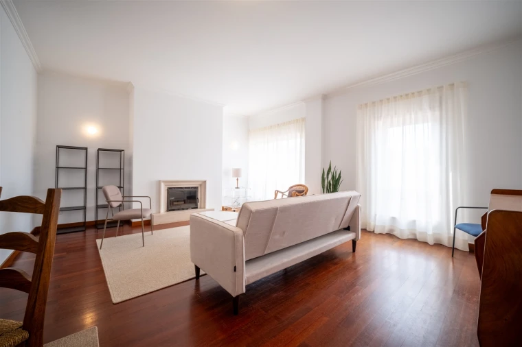 Apartamento T3 para Arrendamento em Santo Antonio dos Olivais Foto 8