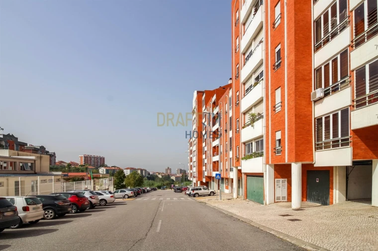 Apartamento T3 para Arrendamento em Santo Antonio dos Olivais Foto 36